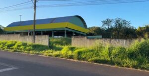 mato-alto-e-falta-de-calcada-preocupam-pais-de-alunos-no-bairro-morumbi,-em-cascavel