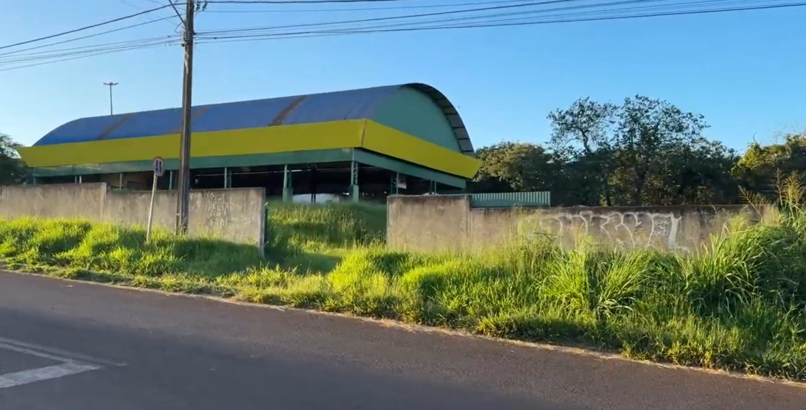 mato-alto-e-falta-de-calcada-preocupam-pais-de-alunos-no-bairro-morumbi,-em-cascavel