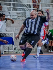 vivia-no-fundo-do-poco’:-ele-pesou-251-kg-e-hoje-e-artilheiro-no-botafogo