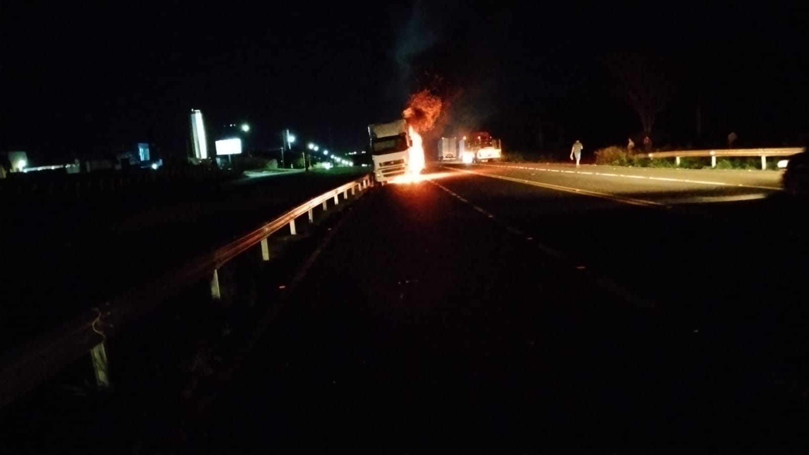 caminhao-pega-fogo-na-br-277-em-santa-tereza-do-oeste