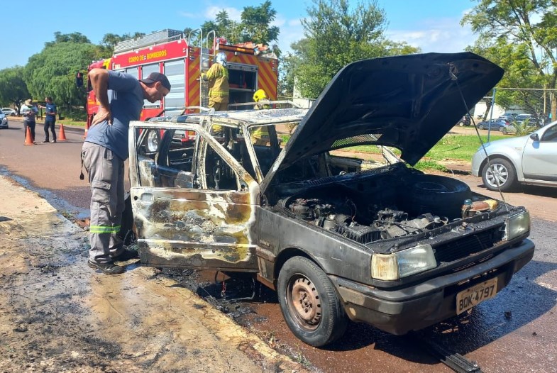 carro-de-eletricista-e-destruido-por-incendio-apos-pane-eletrica-em-cascavel