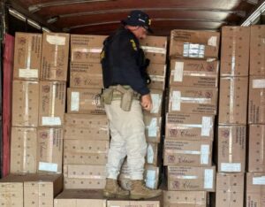 prf-apreende-caminhao-com-300-mil-macos-de-cigarros-com-destino-a-cascavel