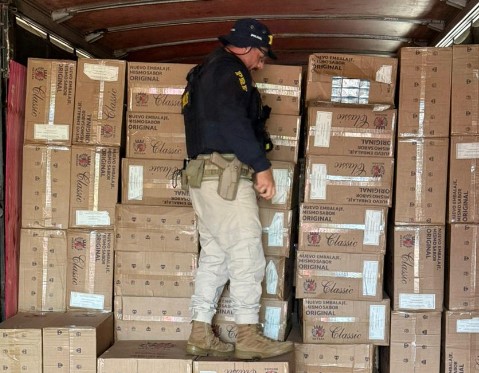 prf-apreende-caminhao-com-300-mil-macos-de-cigarros-com-destino-a-cascavel