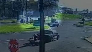 camera-flagra-acidente-entre-moto-e-carro-no-trevo-do-portal,-na-br-277