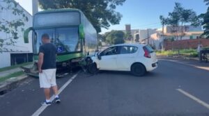 carro-bate-contra-onibus-estacionado-apos-acidente-com-moto-no-santo-onofre