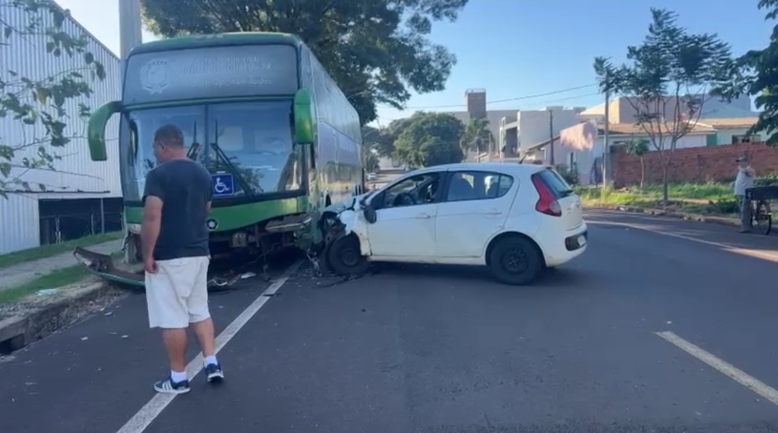 carro-bate-contra-onibus-estacionado-apos-acidente-com-moto-no-santo-onofre