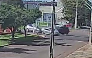 camera-de-seguranca-flagra-acidente-envolvendo-tres-carros-em-cascavel;-veja-momento-da-batida