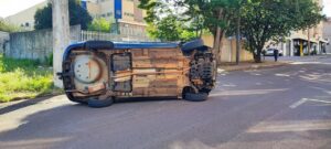 batida-entre-dois-veiculos-prisma-termina-com-carro-tombado-na-rua-parana-em-cascavel