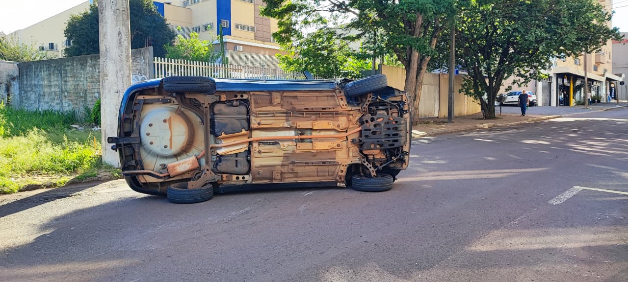 batida-entre-dois-veiculos-prisma-termina-com-carro-tombado-na-rua-parana-em-cascavel