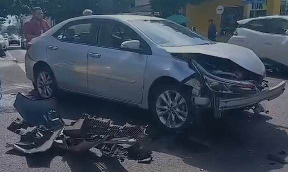 colisao-entre-carro-e-van-interdita-cruzamento-no-centro-de-cascavel