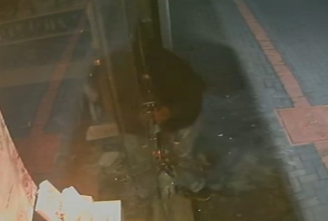 criminoso-estilhaca-porta-de-vidro-e-furta-loja-de-artigos-religiosos-em-cascavel;-veja-o-video