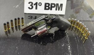 homem-e-preso-com-revolver-e-municoes-apos-denuncia-em-corbelia