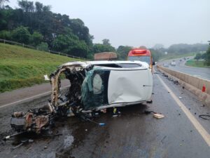 carro-tem-frente-destruida-em-capotamento-na-br-467-em-cascavel