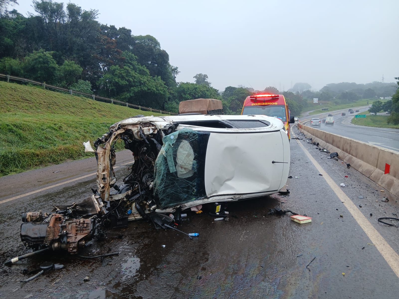 carro-tem-frente-destruida-em-capotamento-na-br-467-em-cascavel