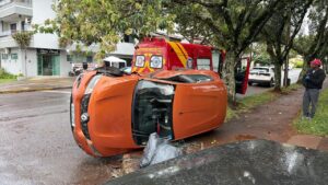 carro-tomba-apos-batida-em-cruzamento-no-bairro-neva-em-cascavel