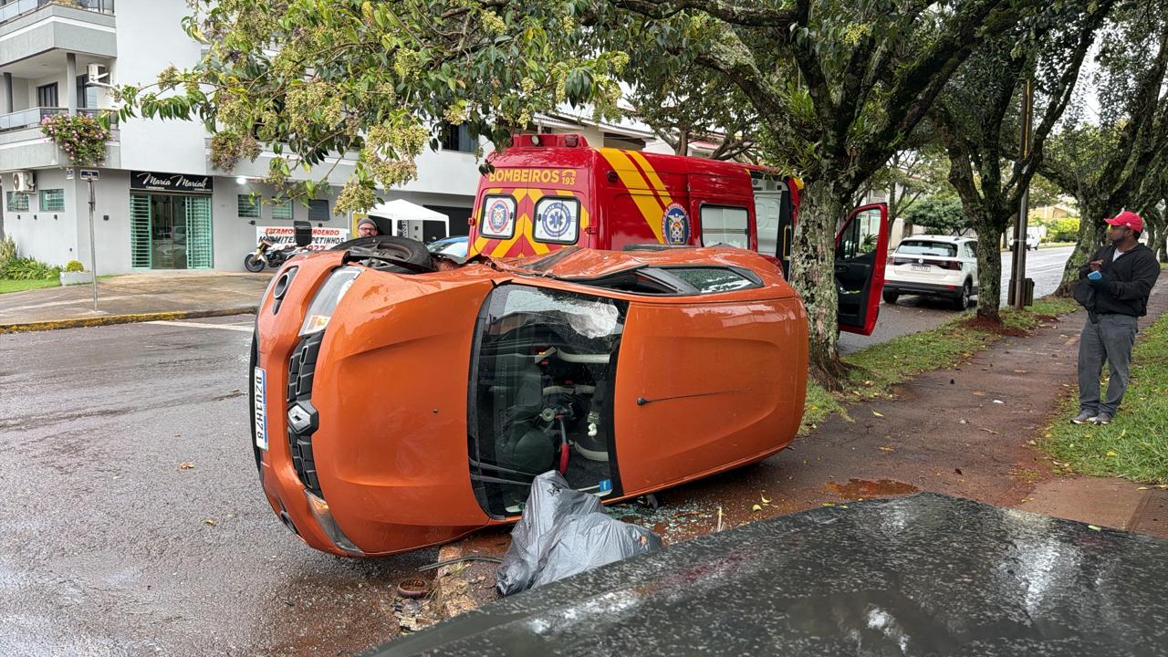 carro-tomba-apos-batida-em-cruzamento-no-bairro-neva-em-cascavel
