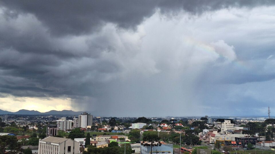 supercelula-provoca-tornado-e-antecede-chegada-de-frio-intenso-com-geadas