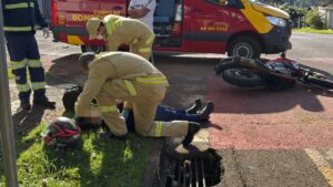 motociclista-fica-ferida-apos-batida-com-carro-na-rua-treze-de-maio-em-cascavel