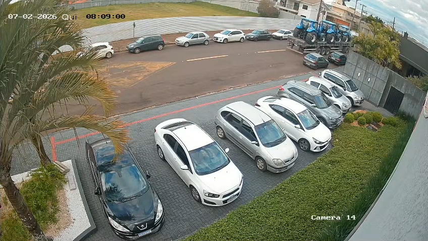 caminhao-com-tratores-atinge-fiacao-e-provoca-explosao-em-poste-em-cascavel