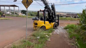 empilhadeira-atinge-poste-e-deixa-cerca-de-600-imoveis-sem-energia-em-cascavel