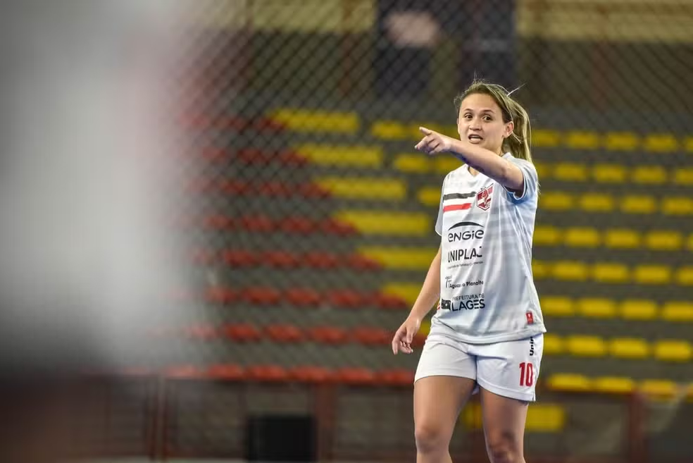 oito-vezes-melhor-do-mundo-de-futsal,-amandinha-e-homenageada-pela-alesc