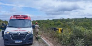 onibus-com-romeiros-tomba-no ceara-e-provoca-morte-de-duas-pessoas