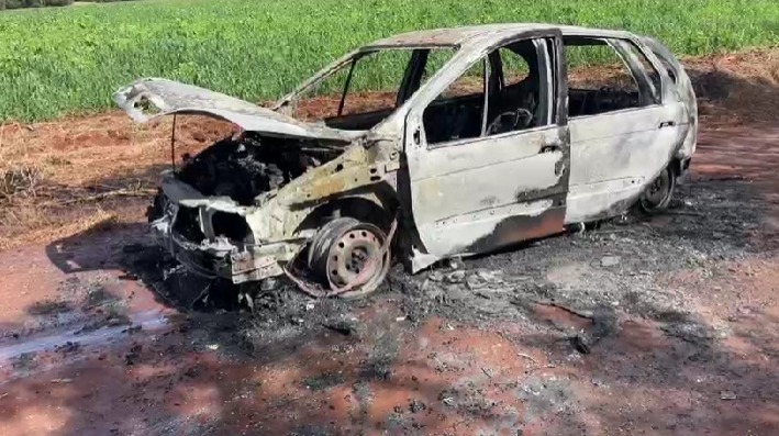 veiculo-e-completamente-destruido-por-incendio-na-area-rural-de-cascavel