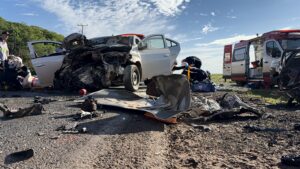 batida-entre-dois-carros-deixa-um-morto-e-tres-feridos-graves-na-pr-317