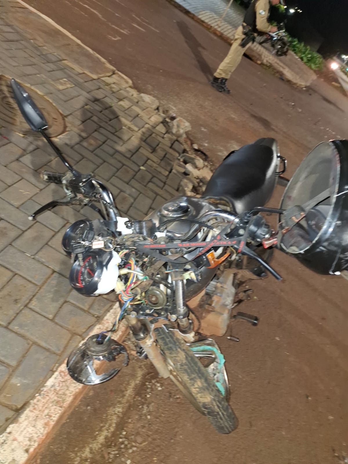 adolescente-de-16-anos-fica-ferido-em-acidente-entre-moto-e-veiculo-na-pr-495