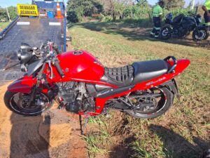 motociclista-e-passageira-ficam-feridos-apos-queda-na-pr-323,-em-cafezal-do-sul