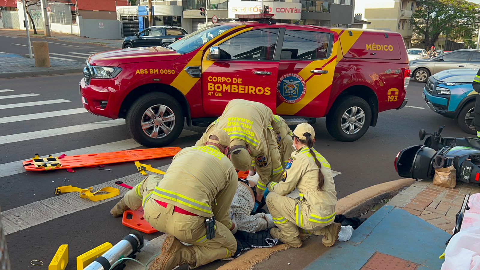 mulher-sofre-fraturas-em-grave-acidente-entre-carro-e-veiculo-eletrico-no-centro-de-cascavel