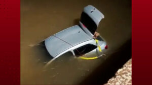 crianca-de-4-anos-desaparece-apos-carro-cair-de-ponte-em-rio-bonito-do-iguacu