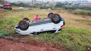 motorista-perde-o-controle-e-capota-carro-em-barranco-no-parque-verde