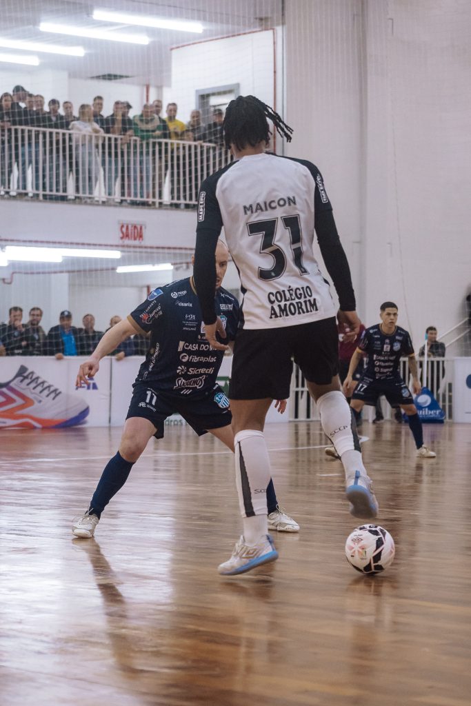 ala-do-corinthians-avalia-derrota-na-lnf-e-minimiza-dores-no-joelho