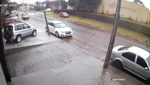 video-mostra-colisao-de-carros-em-cruzamento-de-cascavel