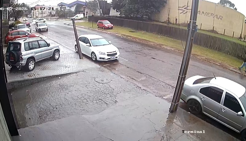 video-mostra-colisao-de-carros-em-cruzamento-de-cascavel