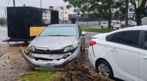 motorista-passa-mal-e-bate-civic-em-trailer-no-centro