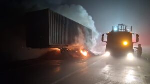incendio-destroi-carreta-carregada-com-amendoim-e-interdita-br-376-por-tres-horas-em-palmeira