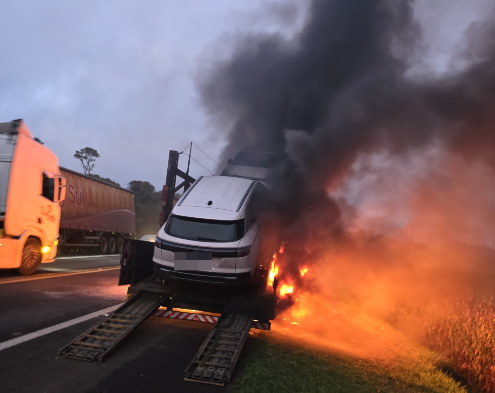 incendio-em-caminhao-cegonha-destroi-veiculos-na-br-277,-em-ceu-azul
