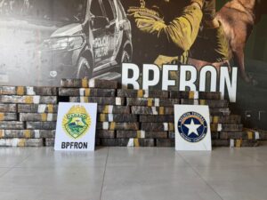bpfron-e-receita-federal-apreendem-mais-de-400-kg-de-maconha-em-veiculo-clonado-no-parana