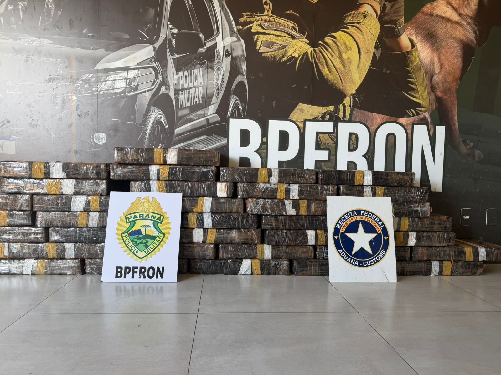 bpfron-e-receita-federal-apreendem-mais-de-400-kg-de-maconha-em-veiculo-clonado-no-parana