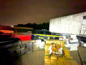prf-localiza-mais-de-duas-toneladas-de-maconha-escondidas-em-carga-de-papel-em-araucaria