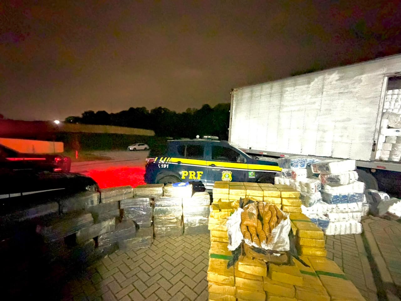prf-localiza-mais-de-duas-toneladas-de-maconha-escondidas-em-carga-de-papel-em-araucaria
