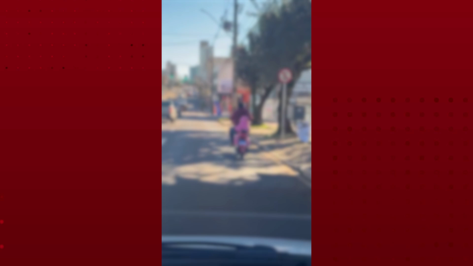 sera-que-pode?-mulher-e-flagrada-transportando-crianca-em-veiculo-eletrico