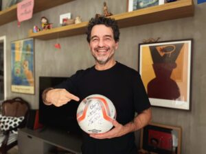 vencedor-da-promocao-da-lnftv-recebe-bola-autografada-por-falcao