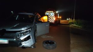 jovem-bate-carro-contra-placa-de-sinalizacao-na-avenida-das-torres,-em-cascavel