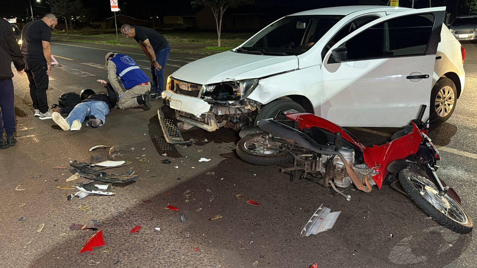 motociclista-de-22-anos-fica-ferida-apos-carro-avancar-preferencial