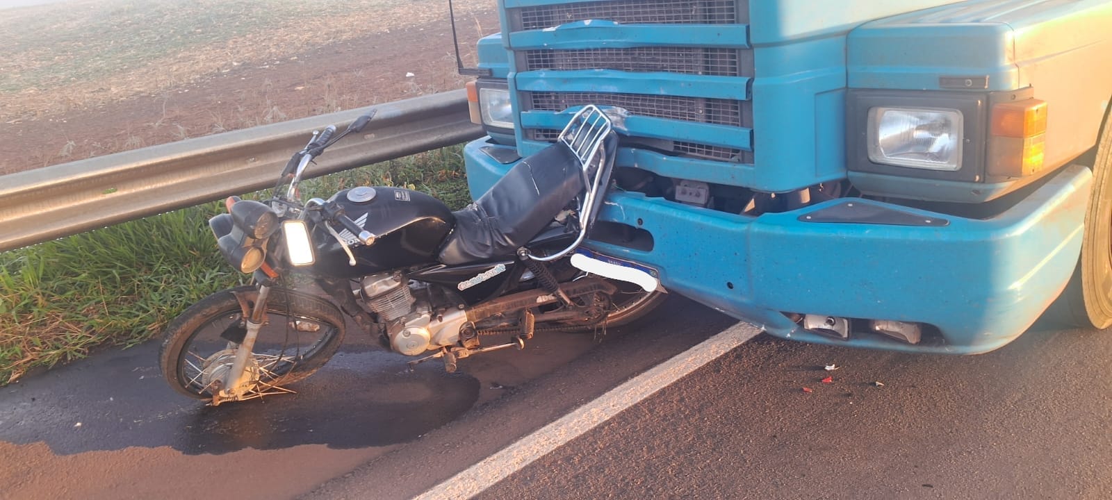 motociclista-morre-apos-ser-atingido-por-caminhao-na-pr-486,-em-brasilandia-do-sul
