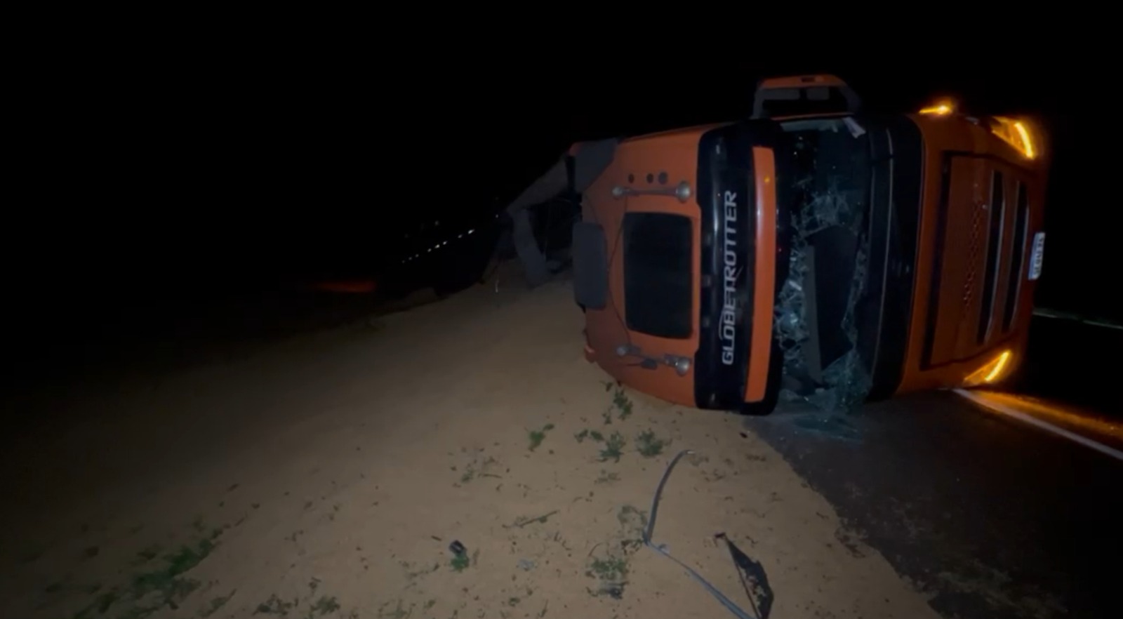 carreta-carregada-com-soja-tomba-na-br-163,-em-cascavel
