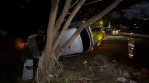 carro-capota-na-br-467,-em-cascavel,-e-motorista-foge-antes-da-chegada-do-socorro